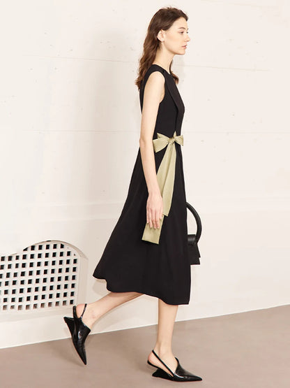 Elegantes Ärmelloses Damenkleid Mit Taillenschnürung Und Kontrastdetail Für Büro