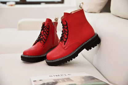 Rote Stiefeletten (Paar) mit Schnürung, dicker Laufsohle und seitlichen Prägungen