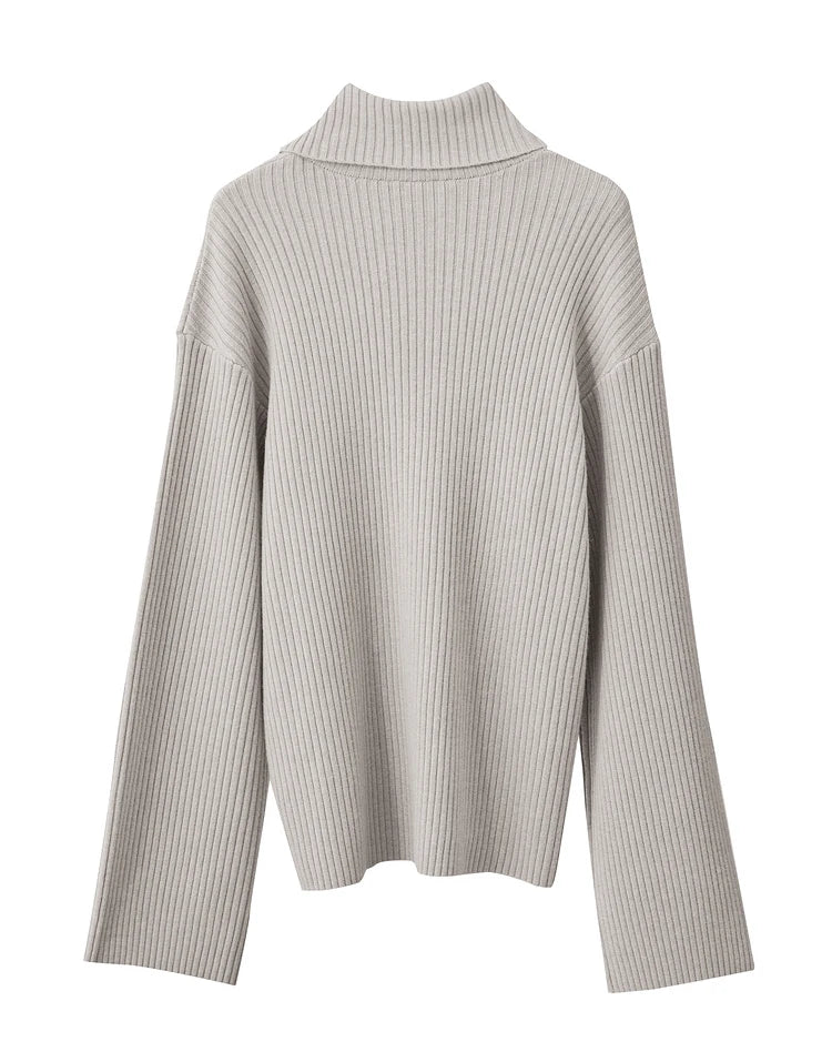 Grau-beiger Strickpullover mit geripptem Stehkragen, langärmlig