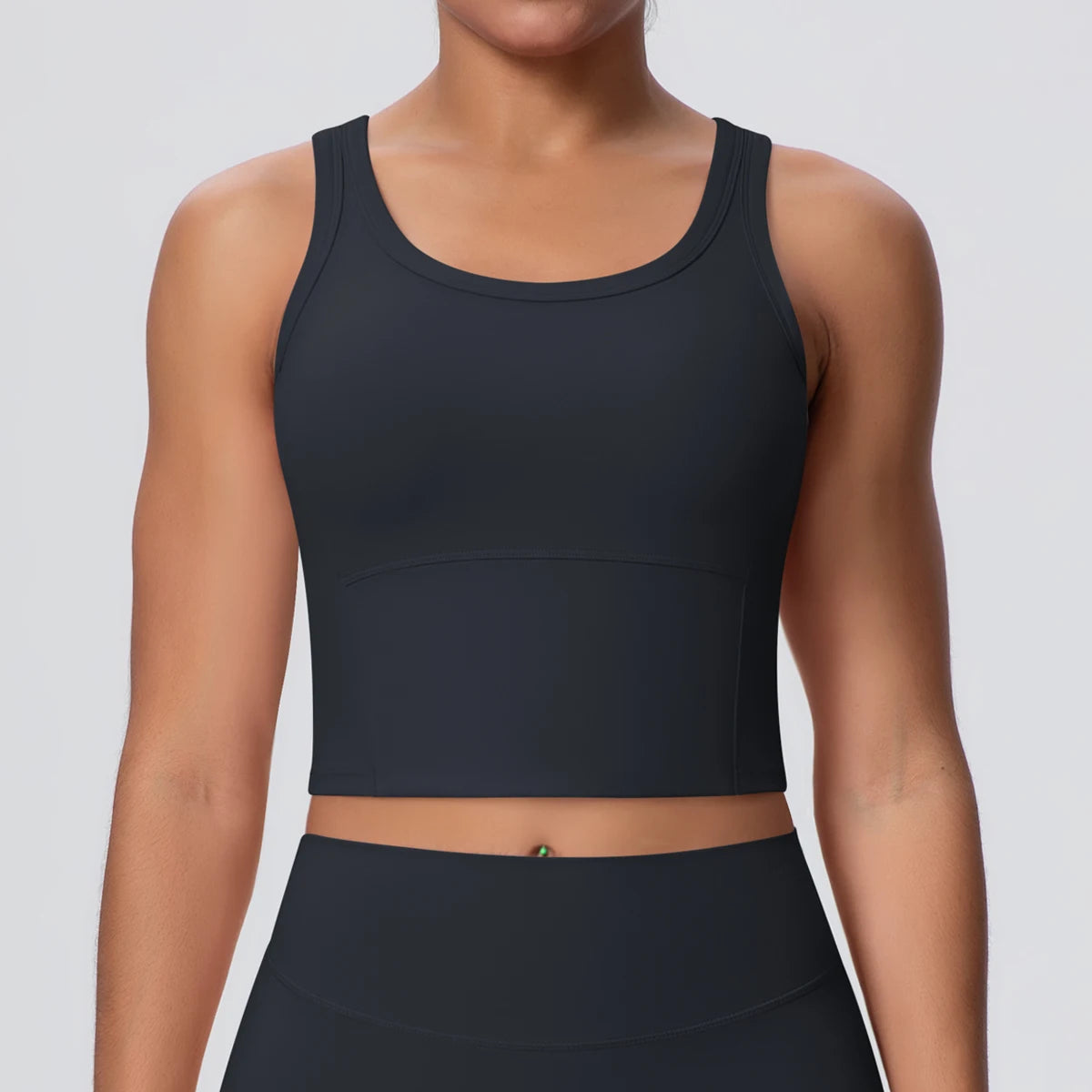 Schwarzes nahtloses Sporttop mit breiten Trägern und eingearbeiteten Polstern