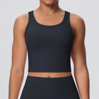Schwarzes nahtloses Sporttop mit breiten Trägern und eingearbeiteten Polstern