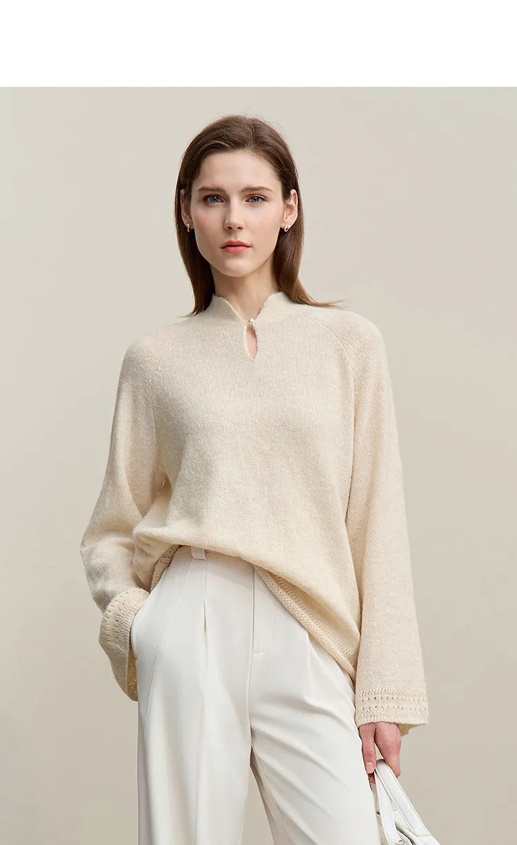 Beiger Damenpullover mit Stehkragen und Cut-out am Ausschnitt, locker fallende Passform