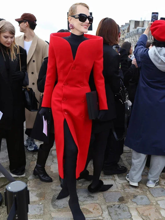 Roter Damen-Trenchcoat, doppelreihig mit Knöpfen und langem Schnitt