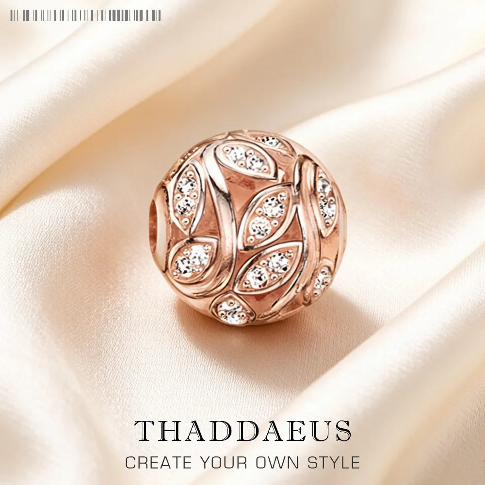 Roségoldener Charm mit filigranen Ranken und funkelnden Zirkonia-Details