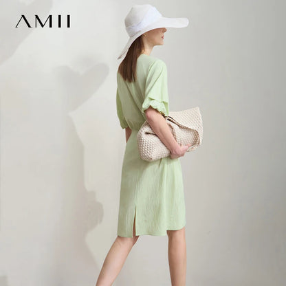 Hellgrünes Sommerkleid mit Puffärmeln, seitlichem Schlitz unten und lockerem Schnitt.
