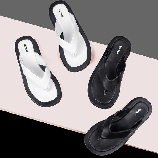 Flip-Flops aus Leder, Schwarz und Weiß, mit dicker Laufsohle und Zehensteg