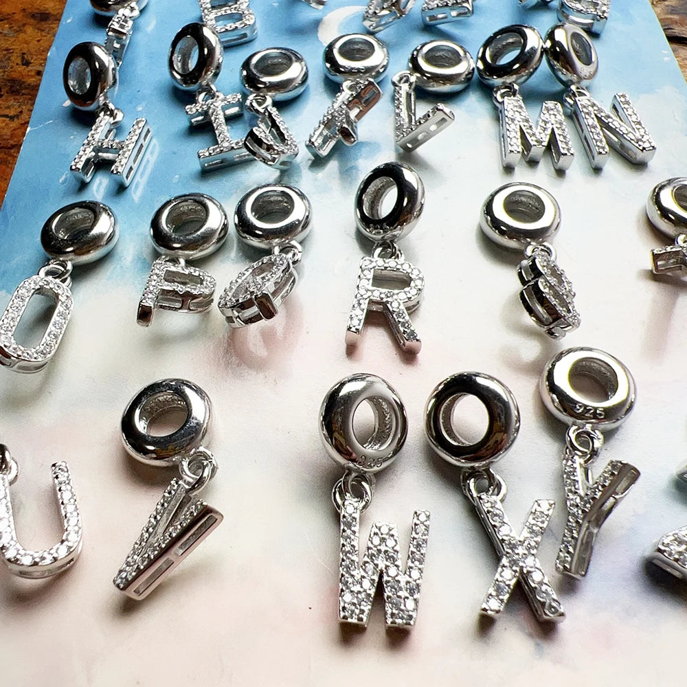 Charm-Anhänger-Set mit silbernen Buchstaben, Kreis-Öse und hellem Steinbesatz