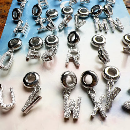 Charm-Anhänger-Set mit silbernen Buchstaben, Kreis-Öse und hellem Steinbesatz