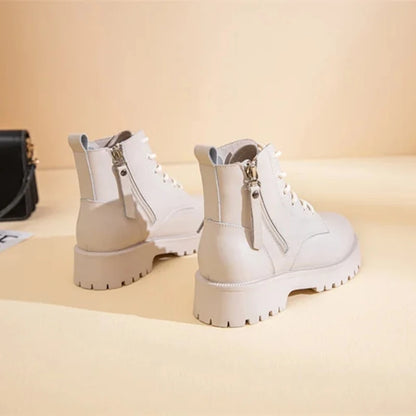 Beige Stiefeletten mit Kunstfell-Besatz, Schnürung und doppeltem Reißverschluss, Profilsohle.