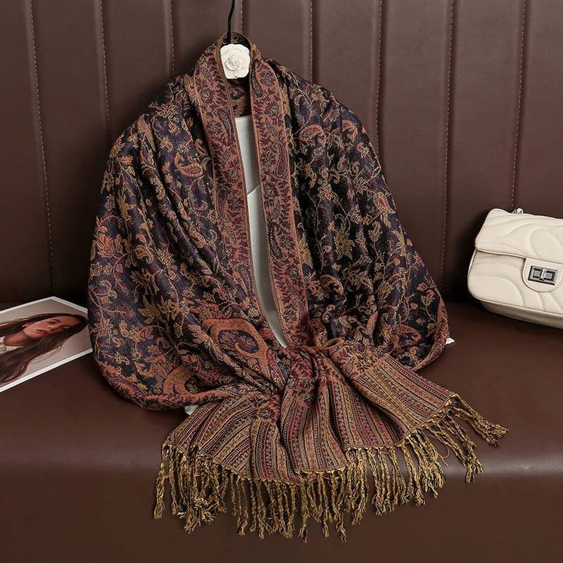 Damen-Winterschal aus Jacquard mit Paisley, dunkel mit bordeauxfarbenen Details, Fransen