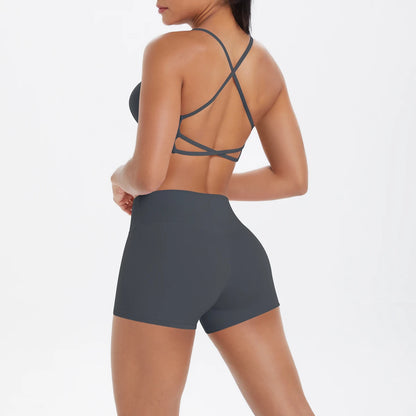 Damen Yoga-Set in Anthrazit mit Crossover-Top und High-Waist-Shorts, Rückansicht mit blauen Trägern