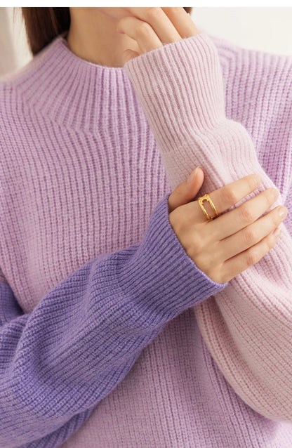 Damenpullover in Lavendel mit Rippstrick, hoher Bündchenmanschette und kurzem Halsausschnitt