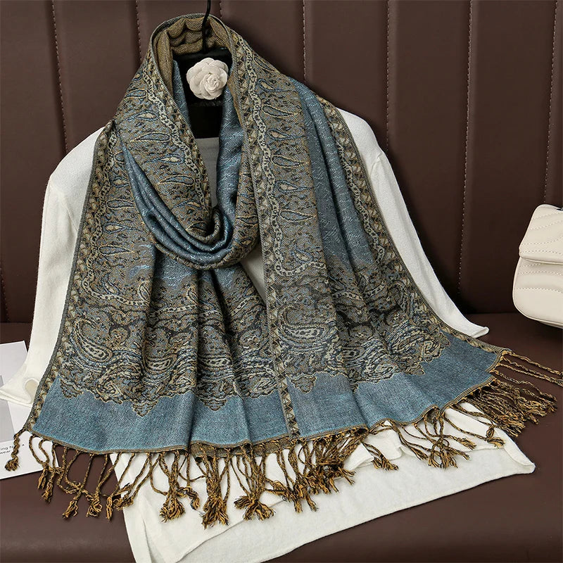 Blaugrüner Pashmina-Schal mit Paisley-Muster und goldenen Fransen, locker drapiert