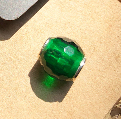 Grüner Perlen-Charm mit silberner Fassung aus 925er Sterlingsilber