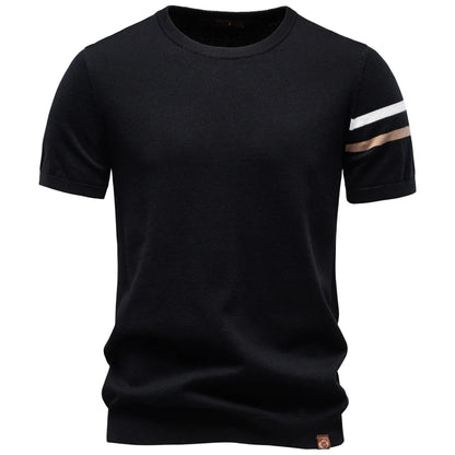 Herren T-Shirt schwarz mit rundem Halsausschnitt und Streifen am rechten Ärmel