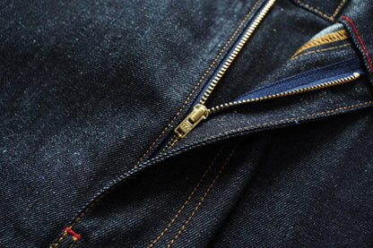 Herren Jeans aus Sommer Selvedge Denim mit lockerer Passform und hohem Bund