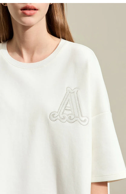 Damen Rundhals-T-Shirt im minimalistischen Stil mit lässiger Stickerei und kurzen Ärmeln