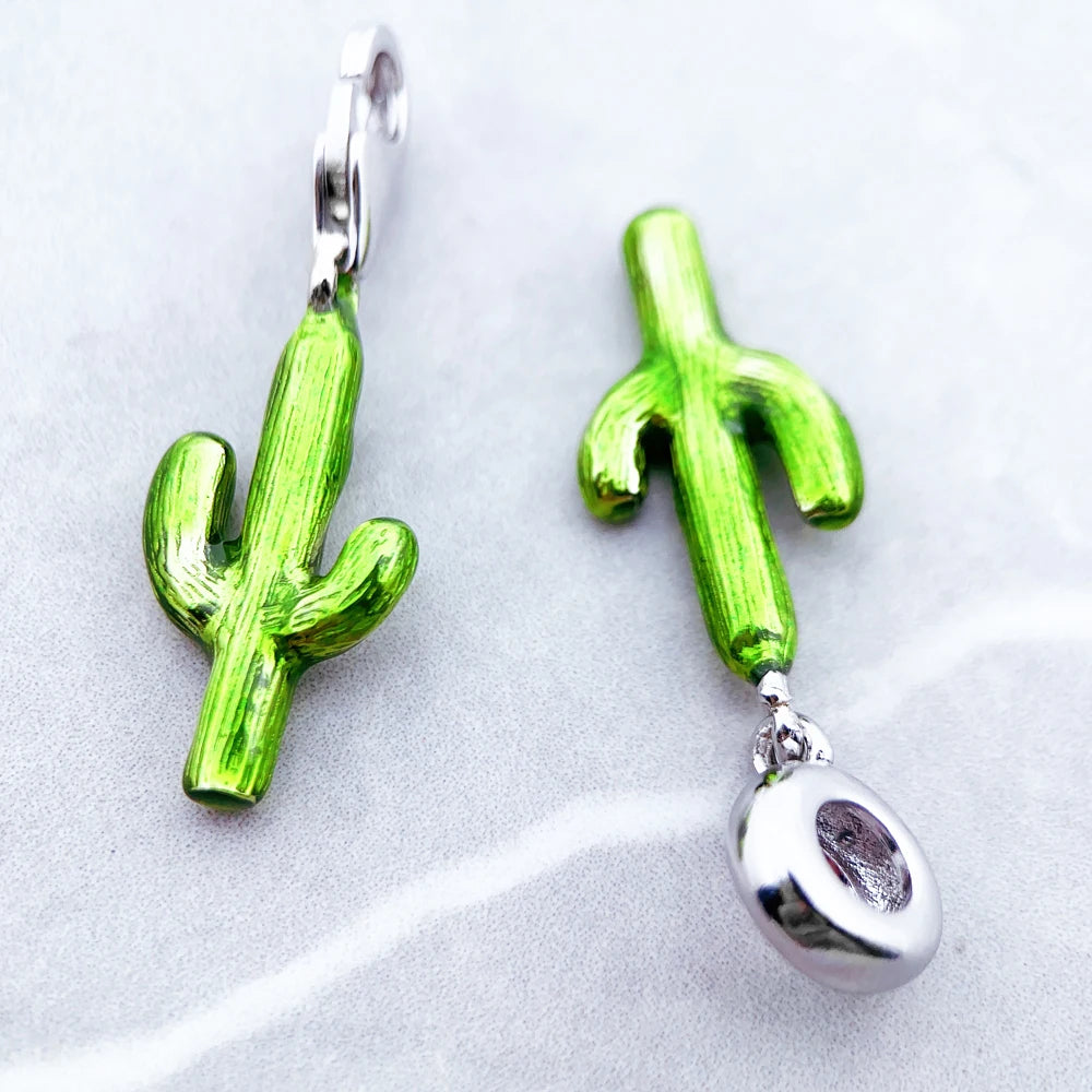 Paar Kaktus-Charm-Anhänger mit grün emailliertem Design und silberfarbener Öse