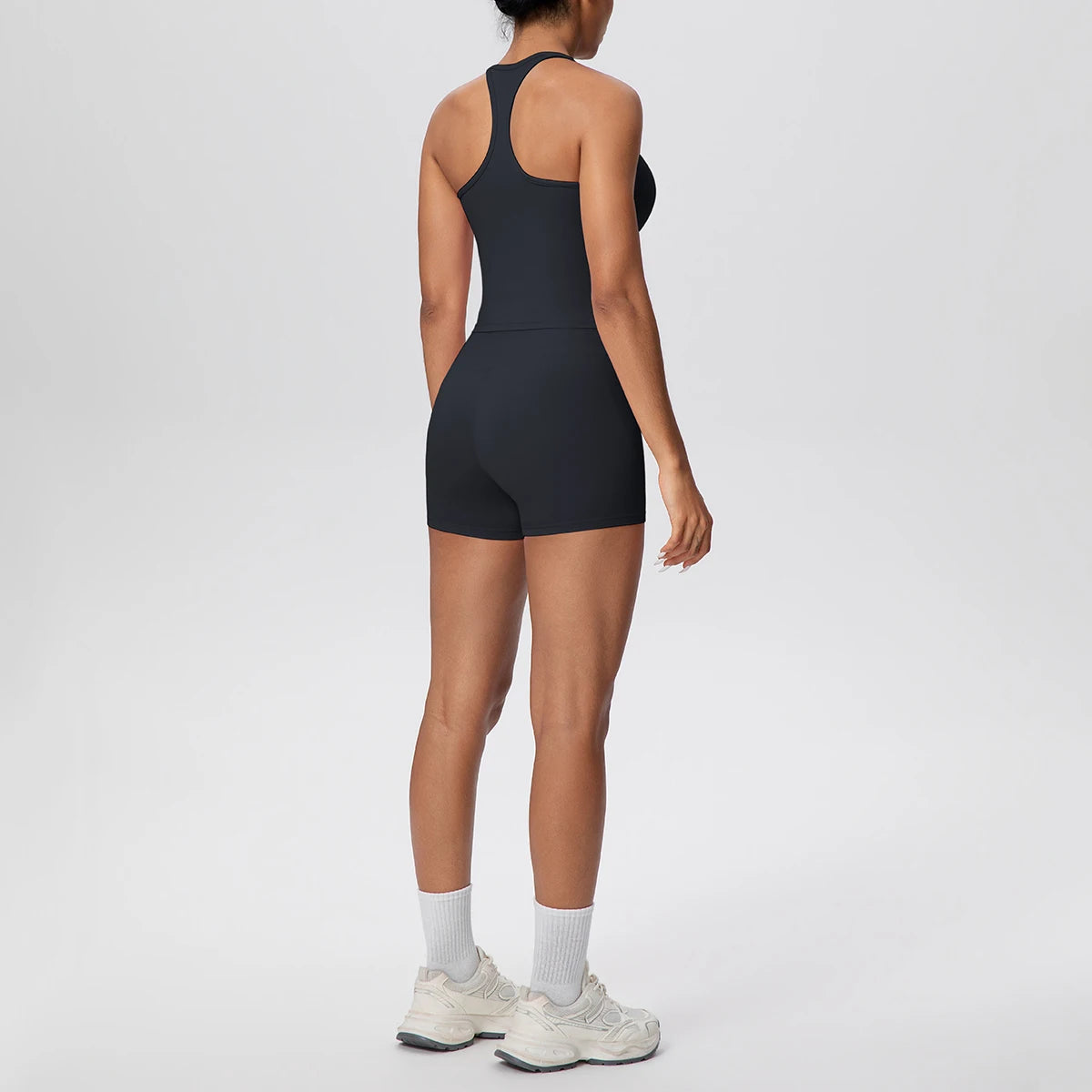 Dunkelblaues Yoga-Set von hinten: ärmellose Weste mit Trägern, High-Waist-Shorts