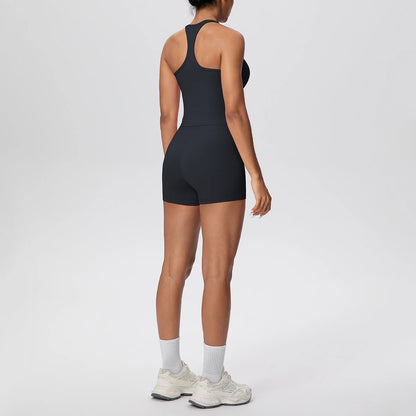 Dunkelblaues Yoga-Set von hinten: ärmellose Weste mit Trägern, High-Waist-Shorts