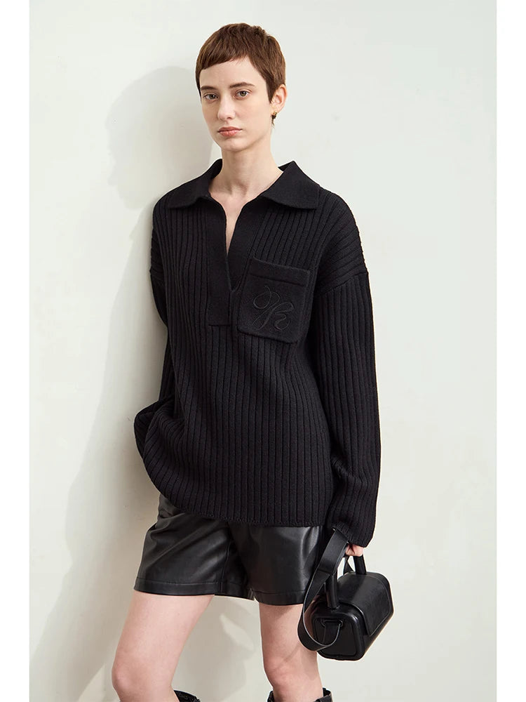 Damenpullover in Schwarz mit Reverskragen, Knopfleiste und bestickter Brusttasche