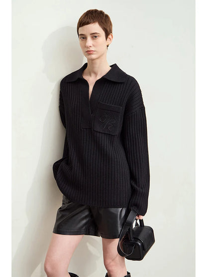 Damenpullover in Schwarz mit Reverskragen, Knopfleiste und bestickter Brusttasche