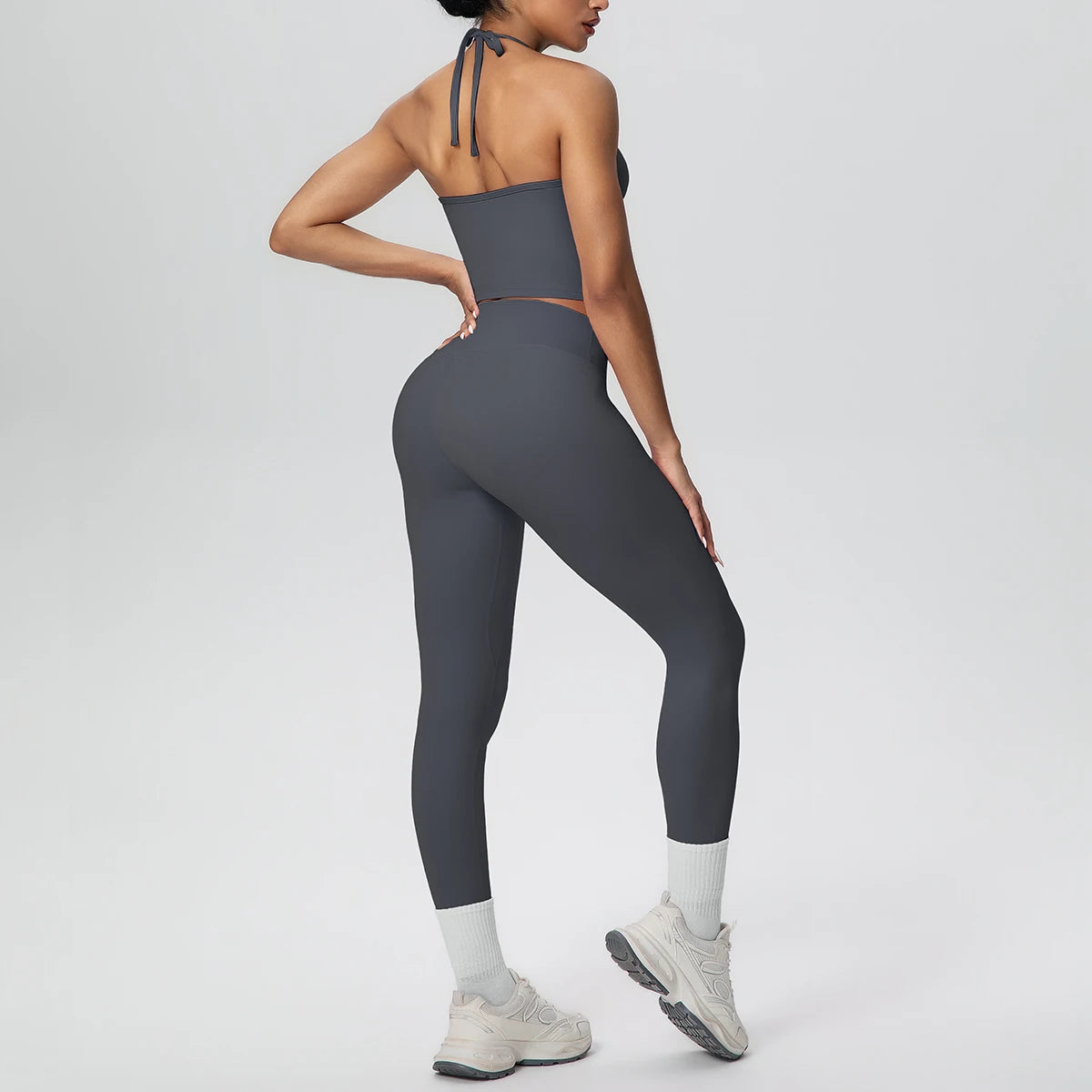 Graphitgraues Damen-Yogaset: Tanktop und Capri-Leggings mit hellen Knöchel-Bündchen