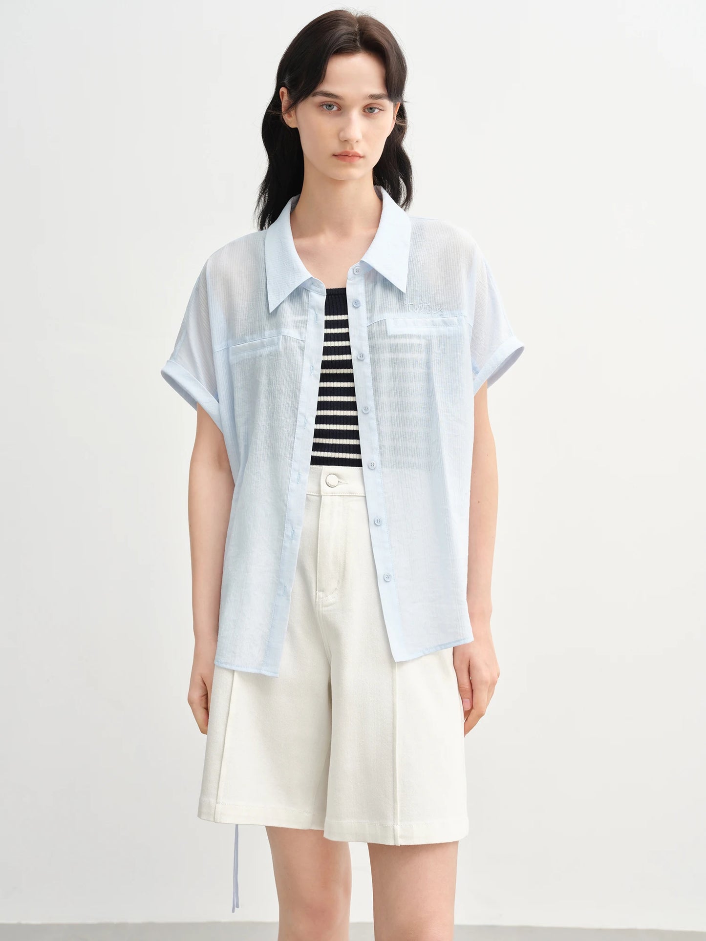 Sommerliches Damen-Shirt mit figurbetontem, künstlerischem Druck und einzigartigem Muster – lässig und schick.