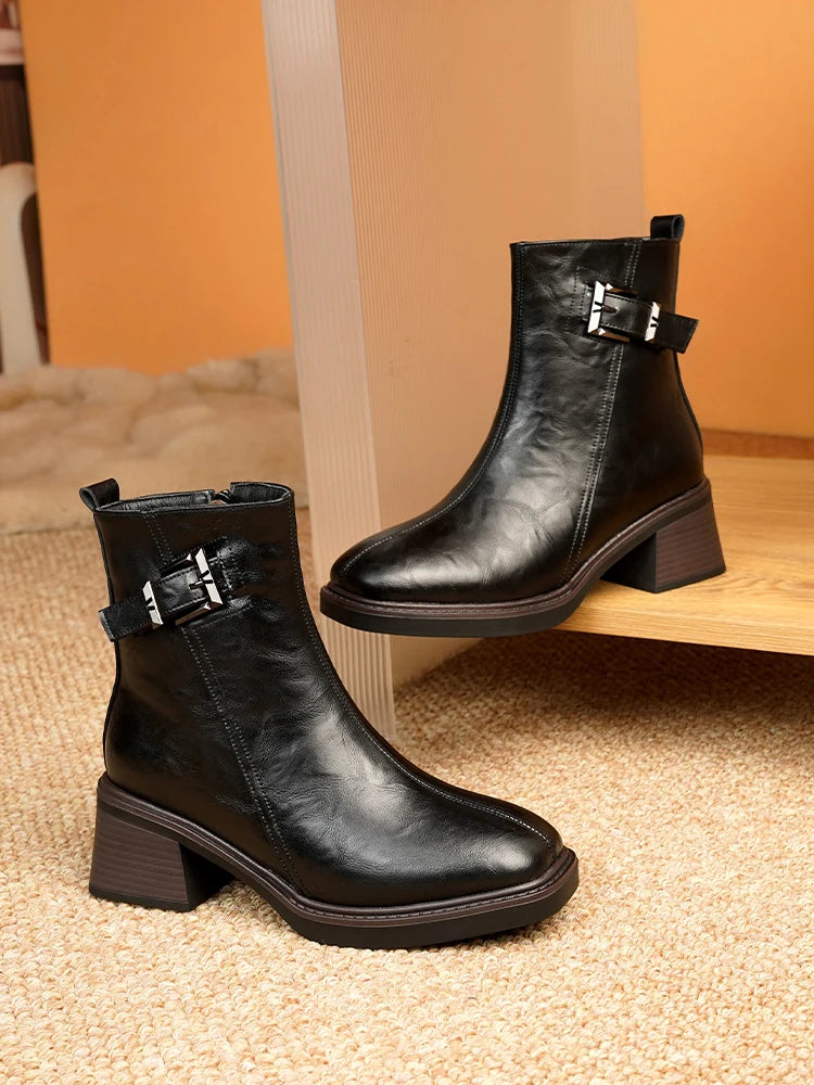 Schwarze Knöchelstiefel aus Leder mit eckiger Kappe, Blockabsatz, seitlicher Schnalle
