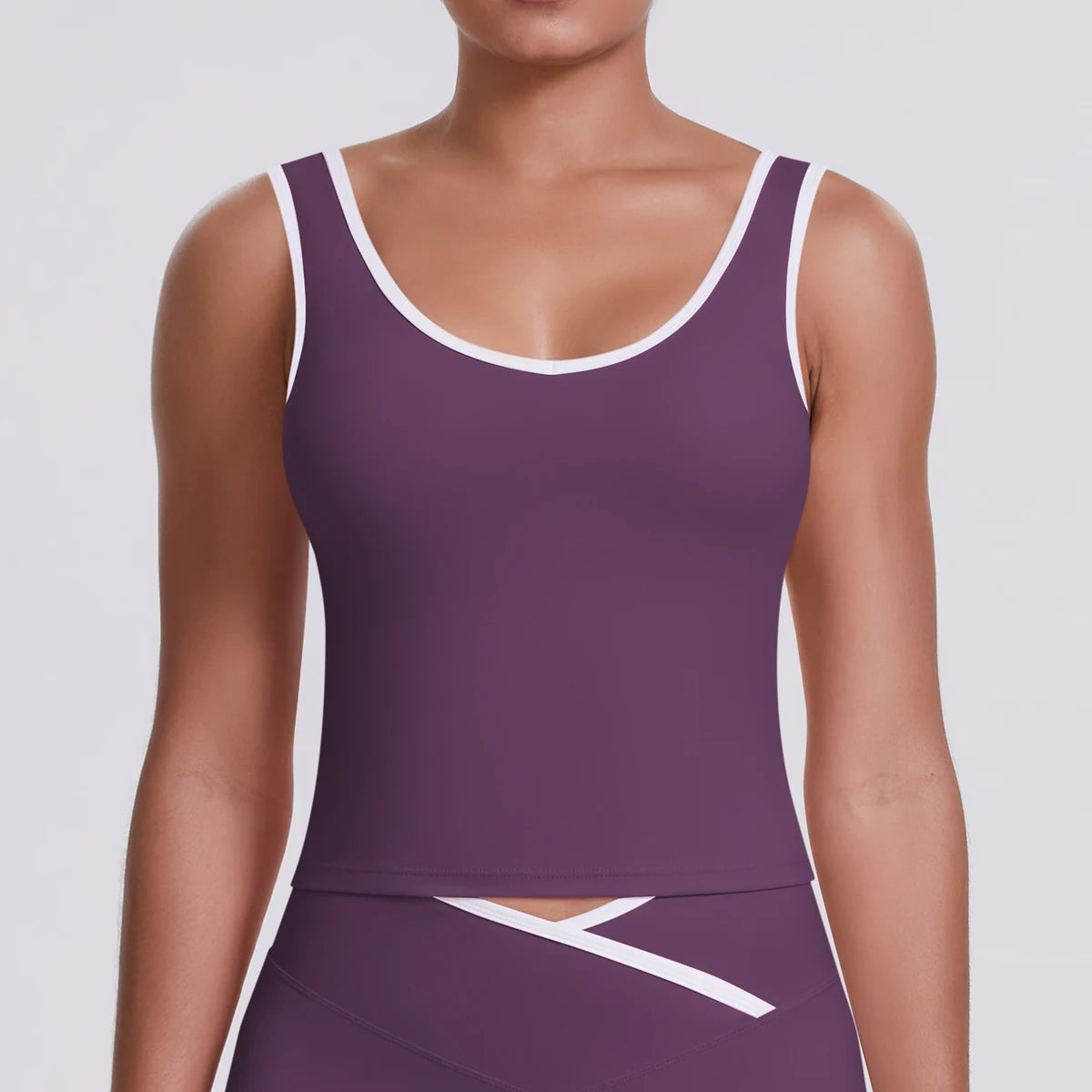Crop-Top in Lila, Racerback mit weißem Rand und kontrastierenden Nähten