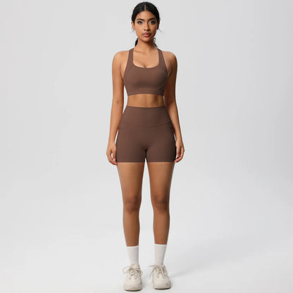 Damen-Yogaset in Hellgrau: Sport-BH mit breiten Trägern und Shorts mit Bund
