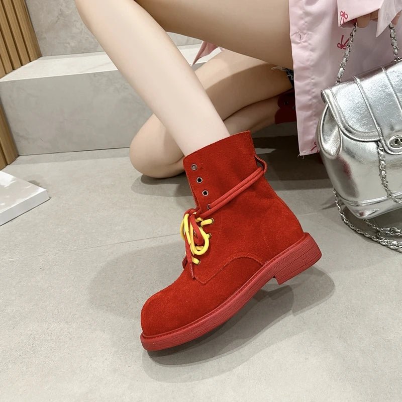 Rote Schnür-Boots mit gelblichen Schnürsenkeln und kleinem seitlichem Riemen