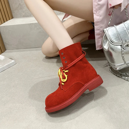 Rote Schnür-Boots mit gelblichen Schnürsenkeln und kleinem seitlichem Riemen