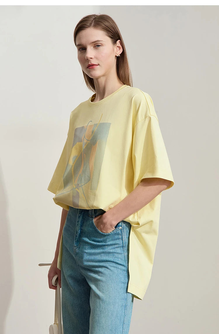 Damen T-Shirt im minimalistischen Design mit unregelmäßigem Schnitt und abstraktem Druck