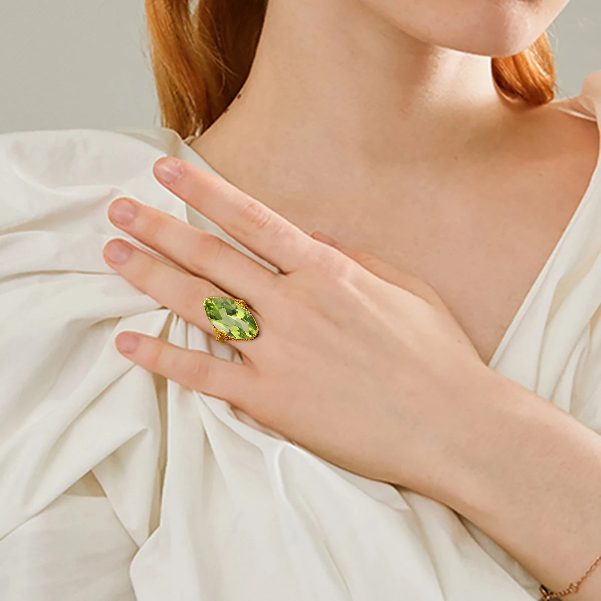 Damen-Ring aus Silber 925 mit Olivgrünem Peridotstein in Filigraner Silberfassung Luxus Schmuckstück