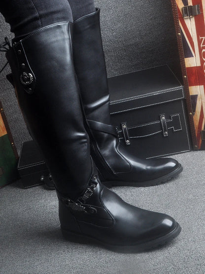 Schwarze kniehohe Stiefel mit spitzer Kappe, Schnallenriemen und Schnürung vorne