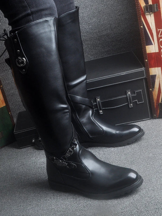 Schwarze kniehohe Stiefel mit spitzer Kappe, Schnallenriemen und Schnürung vorne