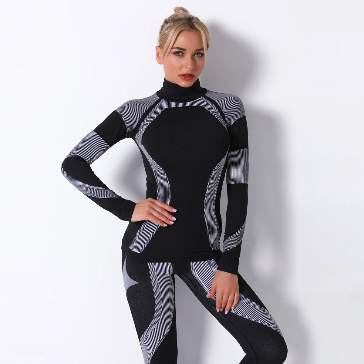 Nahtloses Sportoberteil für Damen in Schwarz mit grauen Einsätzen, hochgeschlossen, Langarm.
