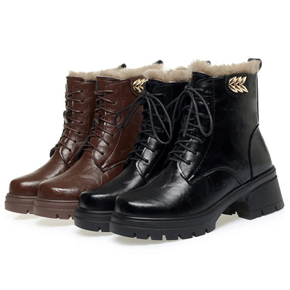 Damenstiefeletten im Set: braun und schwarz mit Schnürung, Kunstfellfutter und goldenem Emblem
