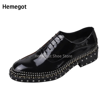 Herren-Oxfordschuhe aus schwarzem Lackleder, geschnürt, mit silbernen Nieten am Rand