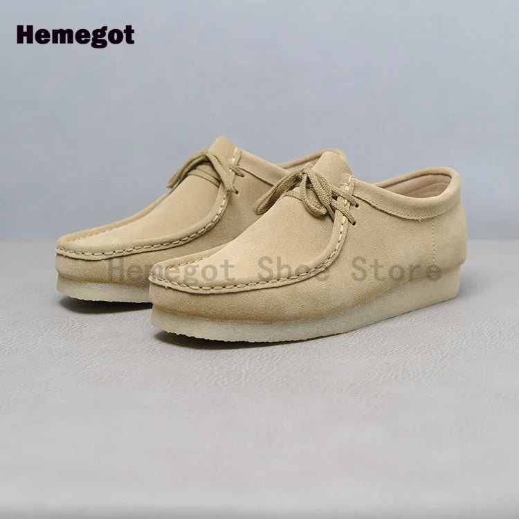 Herren-Schnürschuhe aus beigem Veloursleder, dicke Sohle, seitliche Ziernähte