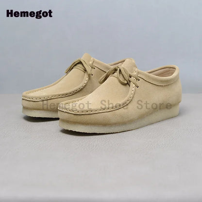 Herren-Schnürschuhe aus beigem Veloursleder, dicke Sohle, seitliche Ziernähte
