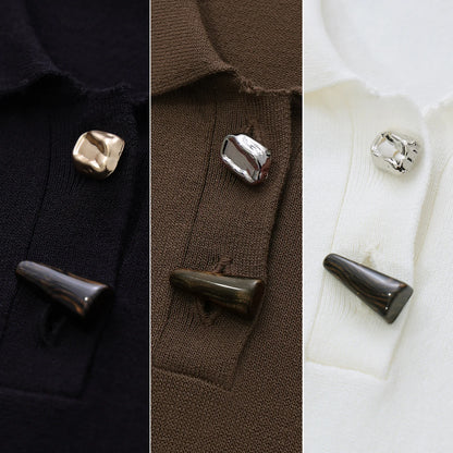 Metallknöpfe an einem Strick-Poloshirt, in silberfarbenem und dunkelbraunem Finish