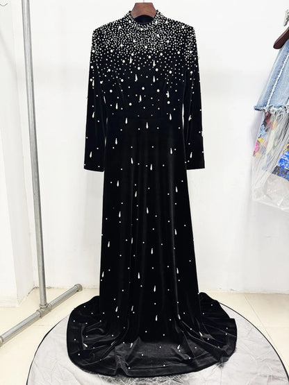 Elegantes Damen-Zweiteiler-Set mit V-Ausschnitt, Langarm-Oberteil und hoch tailliertem Rock mit Applikationen und Schlitz.