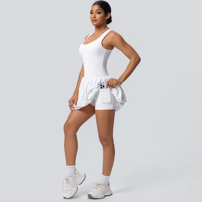 Damen-Tennisrock mit Taschen, weiß Faltenrock, kurzer Saum und elastischer Bund.