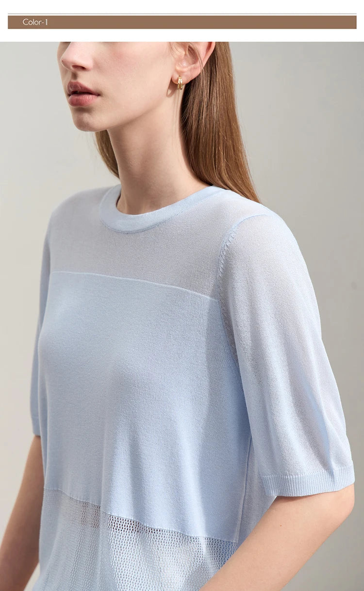 Hellblauer Damen-Strickpullover mit Rundhalsausschnitt und feinem Maschenmix im Detail