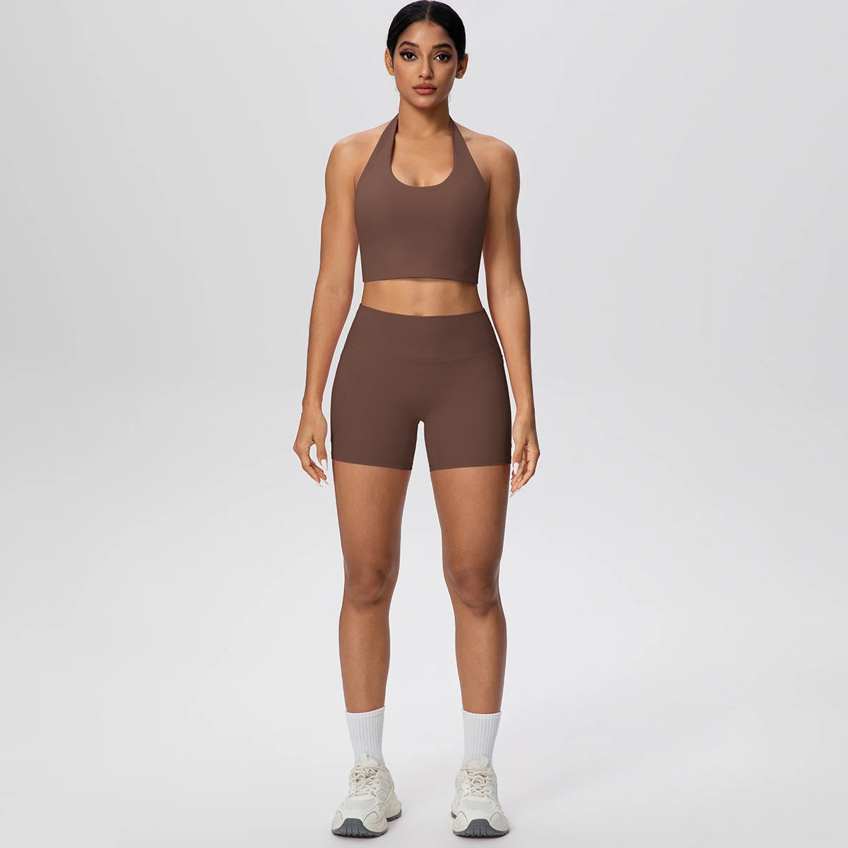 Braunes Yoga-Set mit Sport-BH und kurzen High-Waist-Shorts