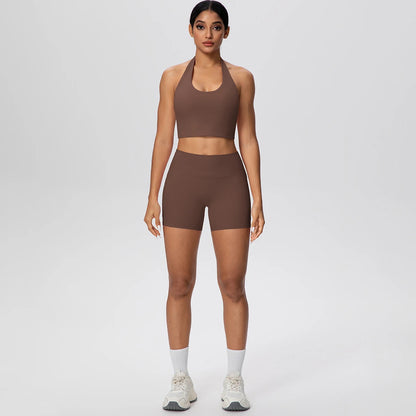 Braunes Yoga-Set mit Sport-BH und kurzen High-Waist-Shorts