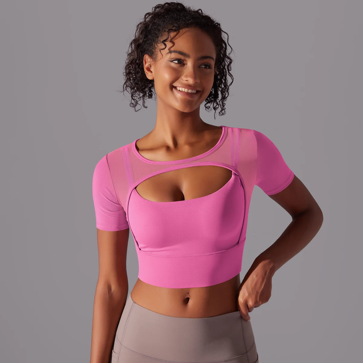 Pinkes Kurzarm-Sporttop mit Cut-out am Brustbereich, bequeme Passform