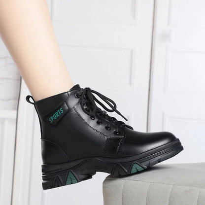 Schwarzer Winterstiefel mit Schnürung und Profilsohle am Bein, Kurzschaft